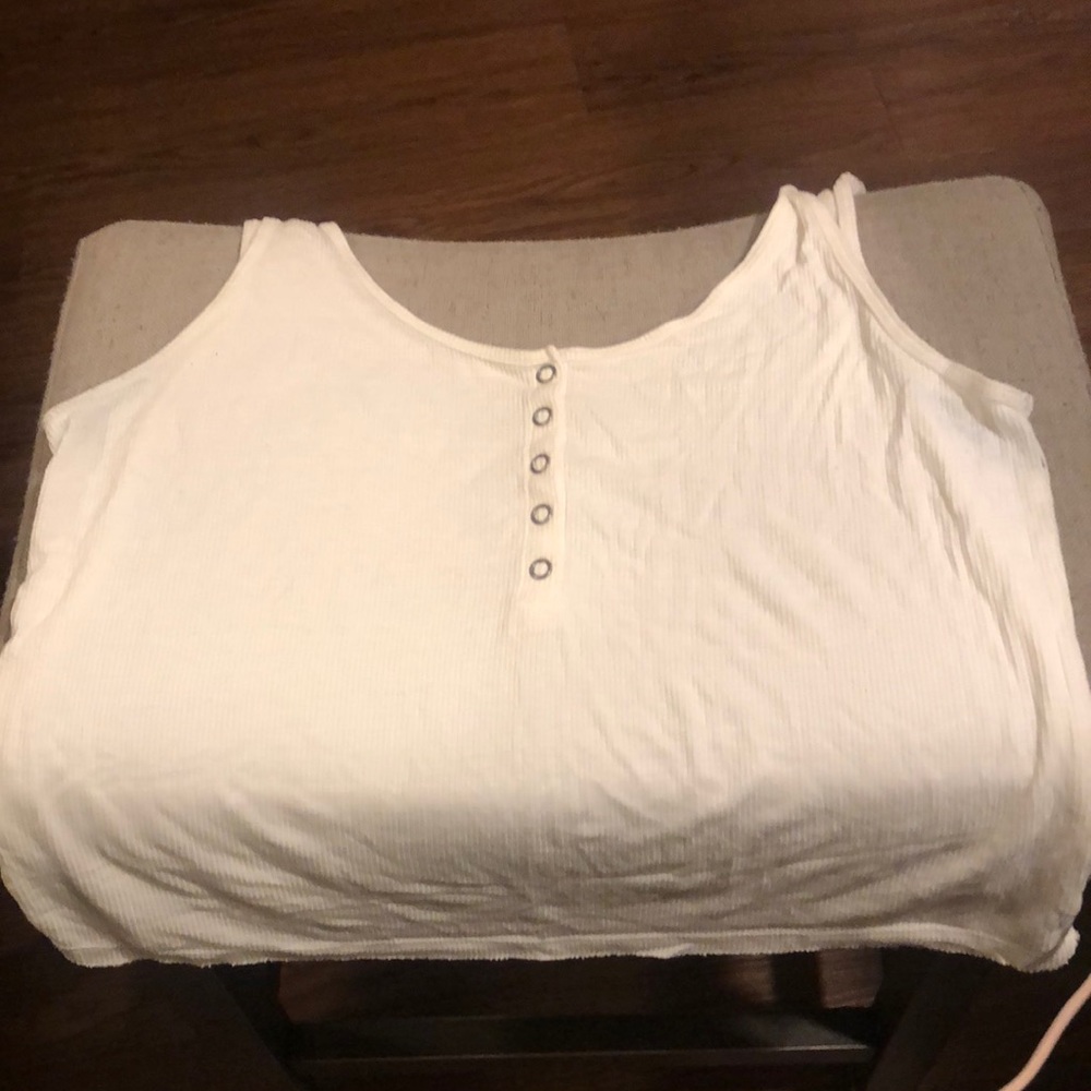Cropped white tank with buttons